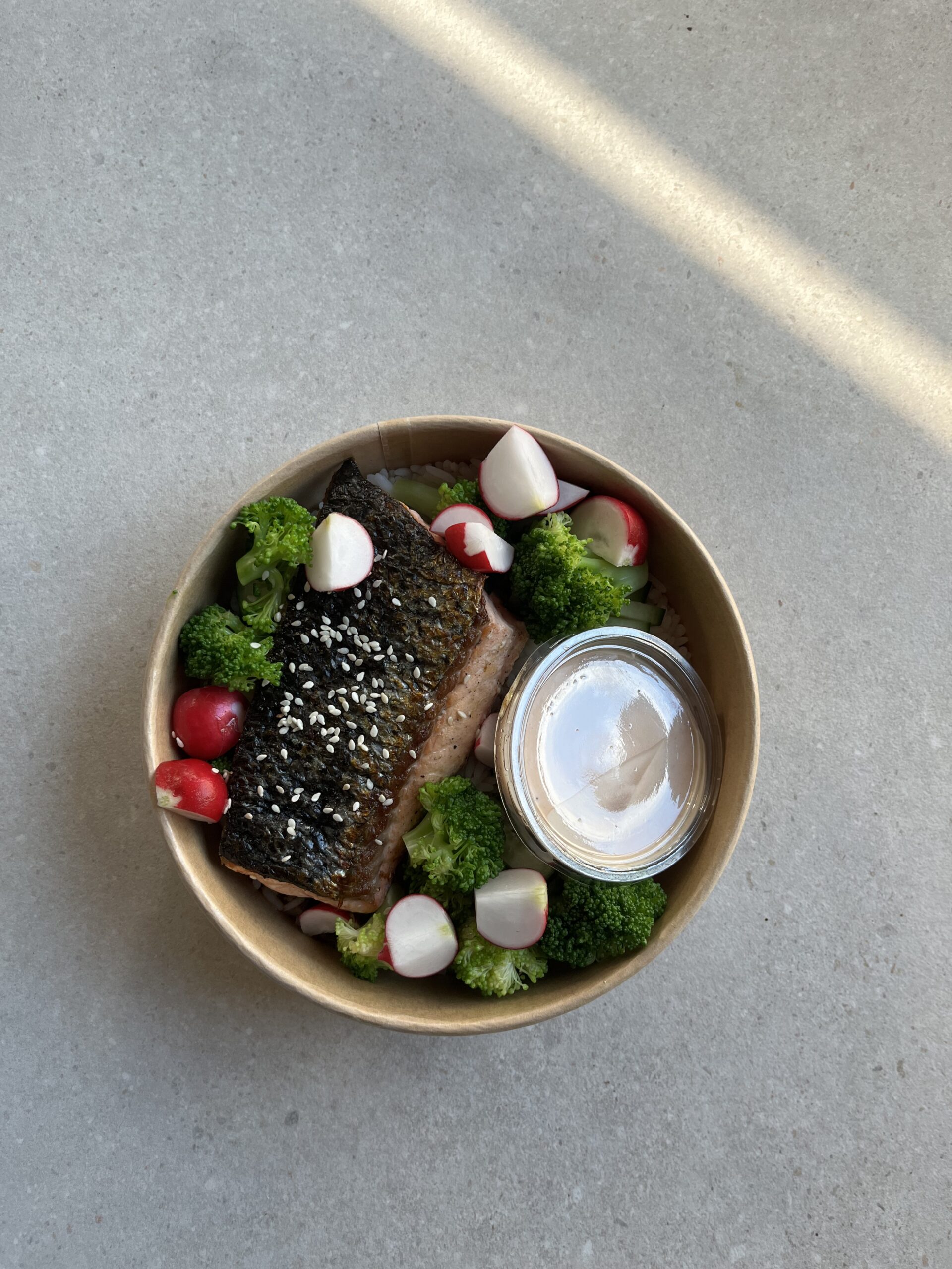Bowl zalm – broccoli – cocktailsaus – rijst