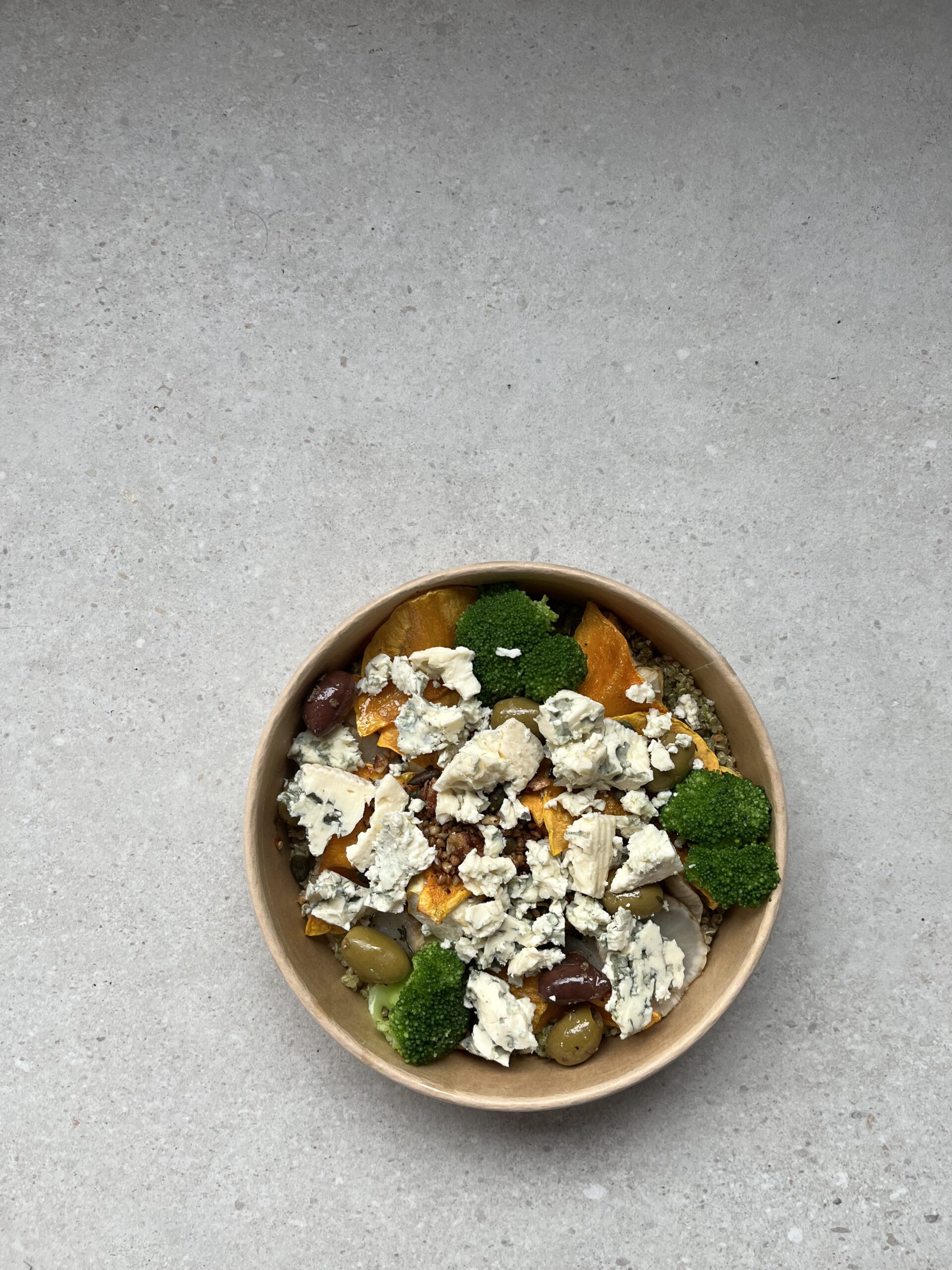 Herfst veggie bowl met blauwe kaas